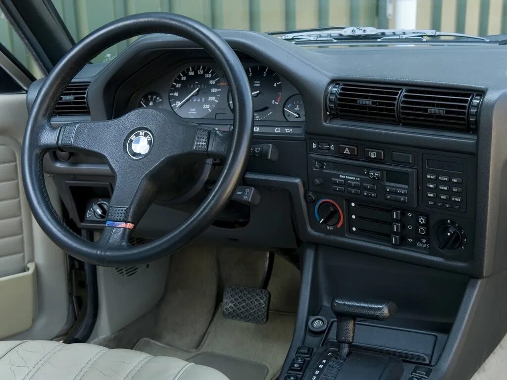 Куплю бмв автомат. BMW 325i e30 салон. BMW e30 316i салон. Торпеда БМВ 325. BMW 318 e30 салон.