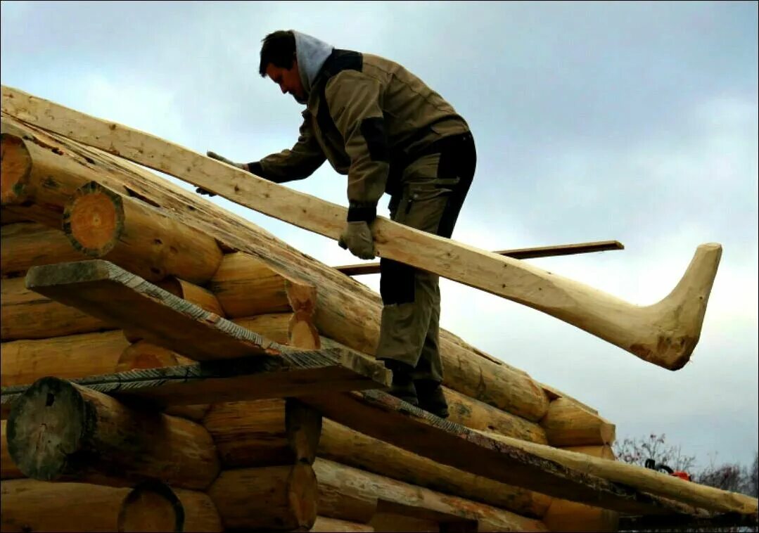 Самцово слеговая система крыши. Безгвоздевая Самцово-слеговая система крыши. Самцово слеговая кровля. Крыша из бревен. Гнет город