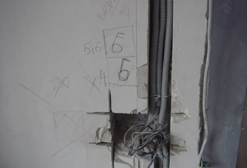 Можно штробить монолитные стены. Ширина штробы под кабель 3х2.5. Штробление стен под проводку. Штробление монолита. Ширина штробы для кабеля 3 2.5.