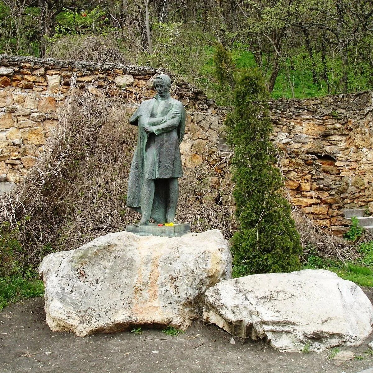 Лермонтовский железноводск. Лермонтовский сквер Железноводск. Памятник Лермонтову в Железноводске. Статуя Лермонтова в Железноводске. Лермонтовские места в Железноводске.