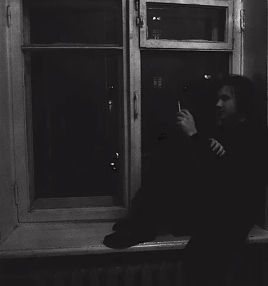 Песня ночь сигарета. Парень курит у окна. Парень курит в подъезде. Мужчина с сигаретой ночью у окна. Мужчина у окна.