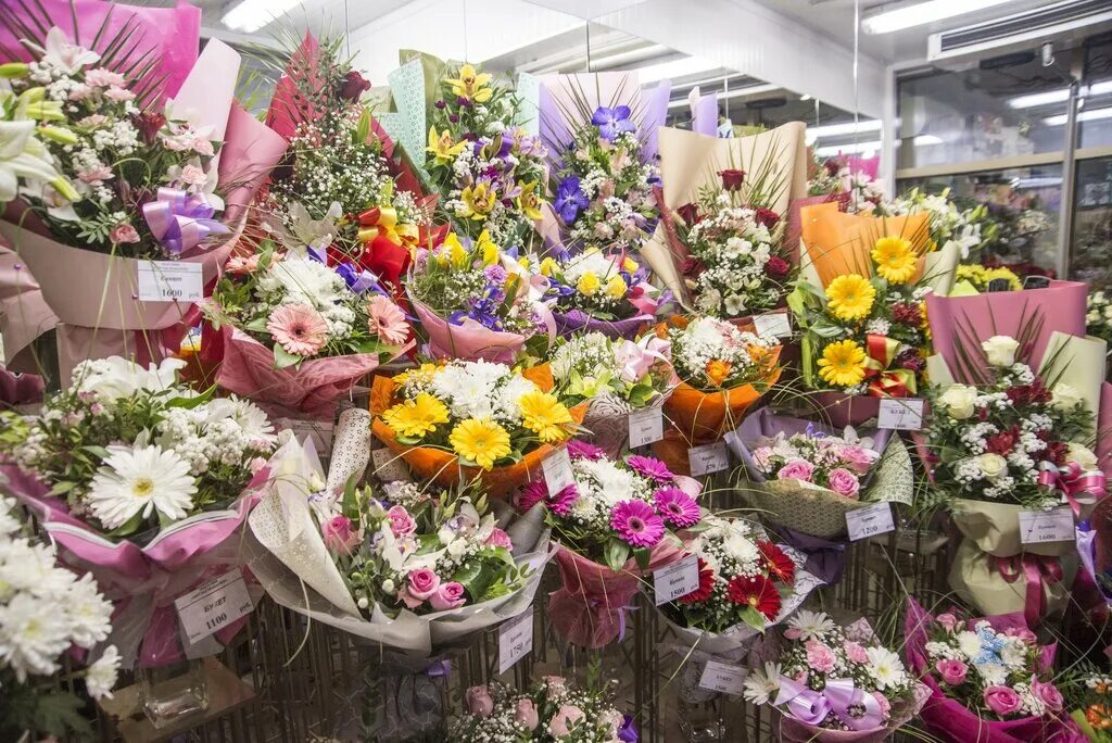 Цветы апшеронск. Цветы магазинные. Ассортимент цветочного магазина. Цветы в цветочном магазине. Букеты в цветочных магазинах.