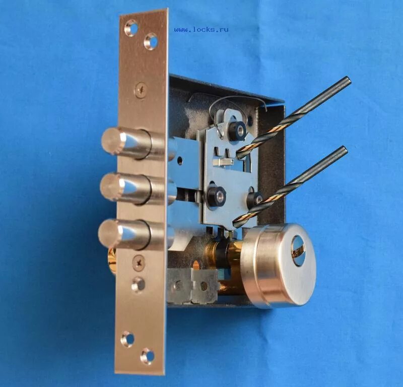 Открыть внутренний 3. Сувальдный и цилиндровый замок. Внутренний замок входной двери цилиндровый. Стойка хвостовика сувальдного замка. Замок дверной сувальдный с бронепластиной.