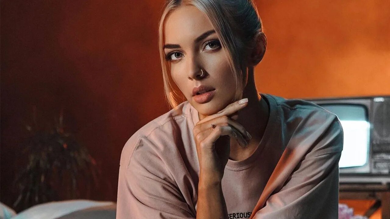 Mary перевод. Mary gu косички клип. Слушать песни mary. Мару гу певица. Маша гусарова певица.