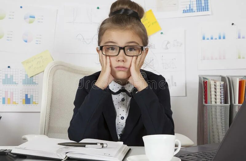 Маленькая девочка работает работает. Деловые девочки маленькие. маленькая девочка в офисе. мелкая начальница. маленькая девочка бизнес леди.