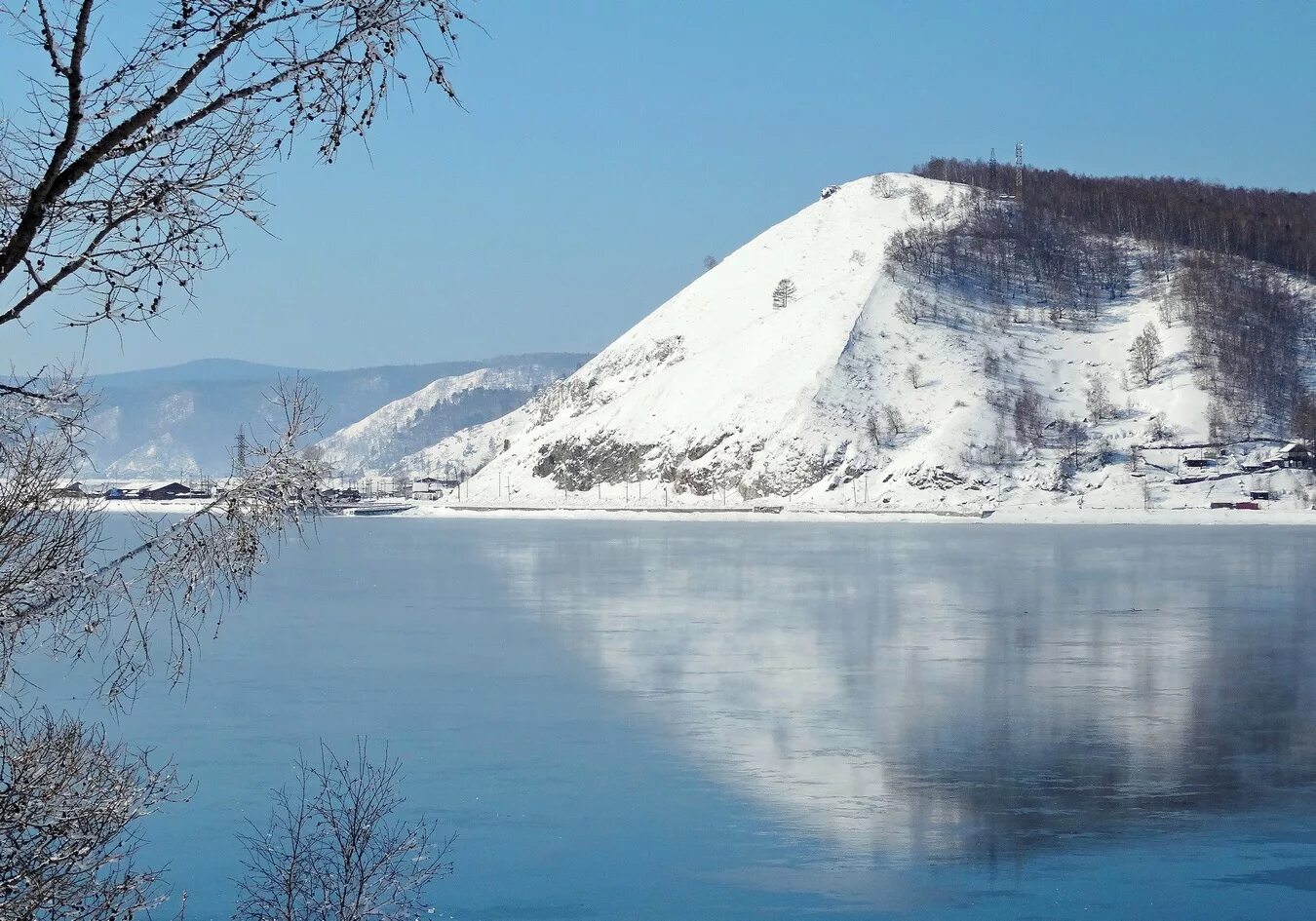 Замерзшая ангара. Исток ангары зима. Река ангара замерзает зимой. Ангара замерзла. Ангара замерзла.