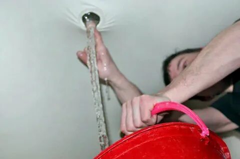 Как слить воду с натяжного потолка