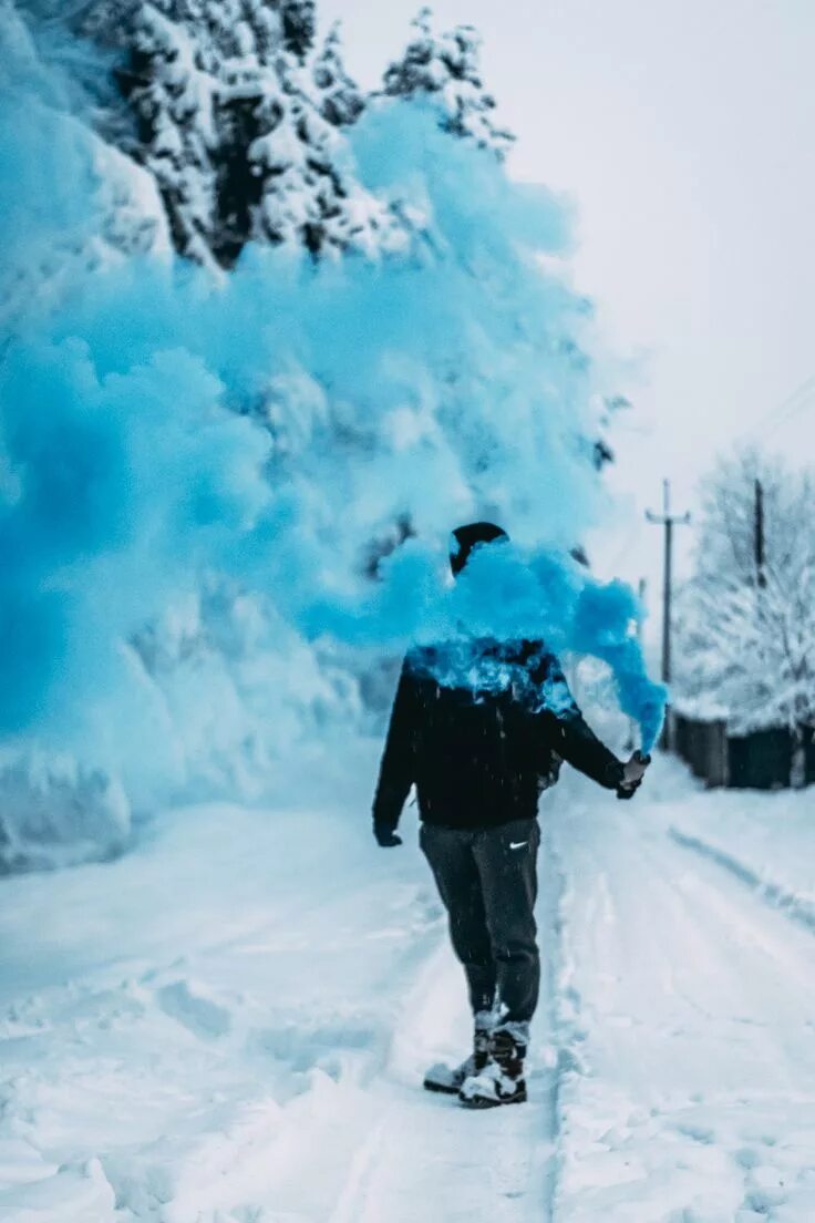 Почему зимой дым. Фотосессия с дымом зимой. зимняя фотосессия с дымом. фотосессия с цветным дымом зимой. цветной дым для фотосессии.