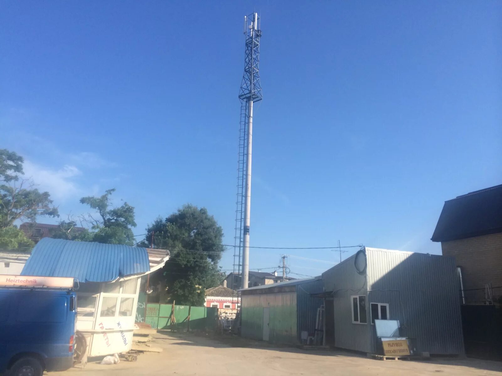 Дом возле сотовой вышки. Вышка станция теле2. сотовая вышка tele2. вышка на участке. вышка сотовой связи рядом.