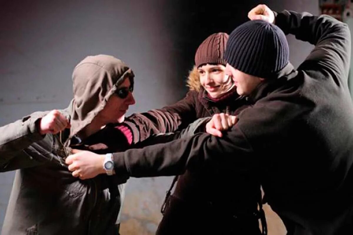 Красивые парни дерутся. Два парня драки. Два парня драки. Схватил за воротник. Красивые парни дерутся.