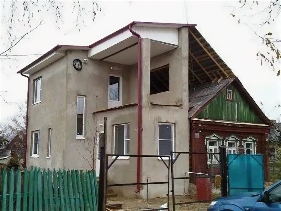 Половина дома что это. Деревенский дом на две семьи. Половина дома что это. Слом половины дома фото. Реконструкция половины дома.