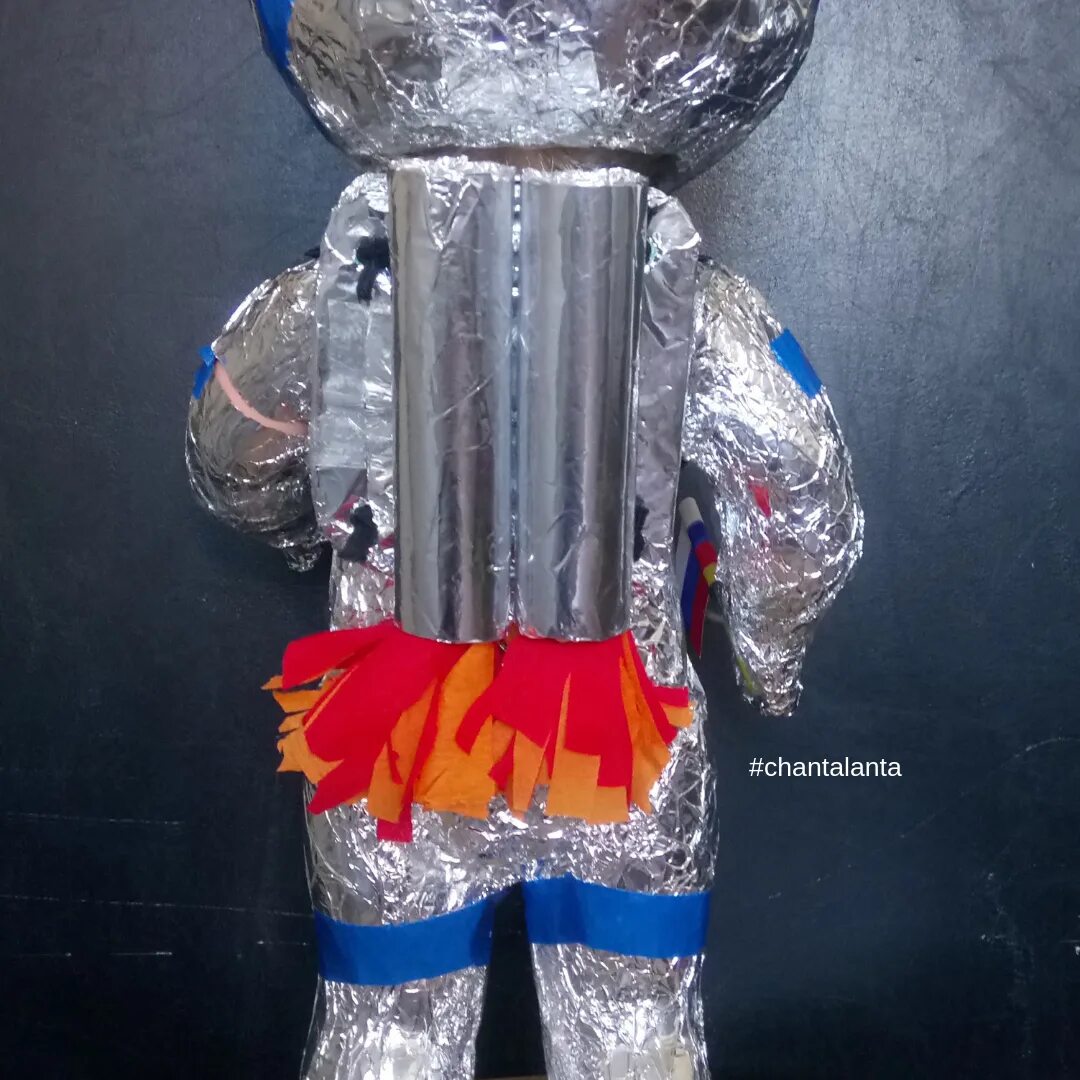 Костюм Космонавта для мальчика. Космический костюм для мальчика из бросового материала. Костюм Космонавта из бросового материала для мальчика. Космический костюм для девочки. Костюм космонавта из фольги