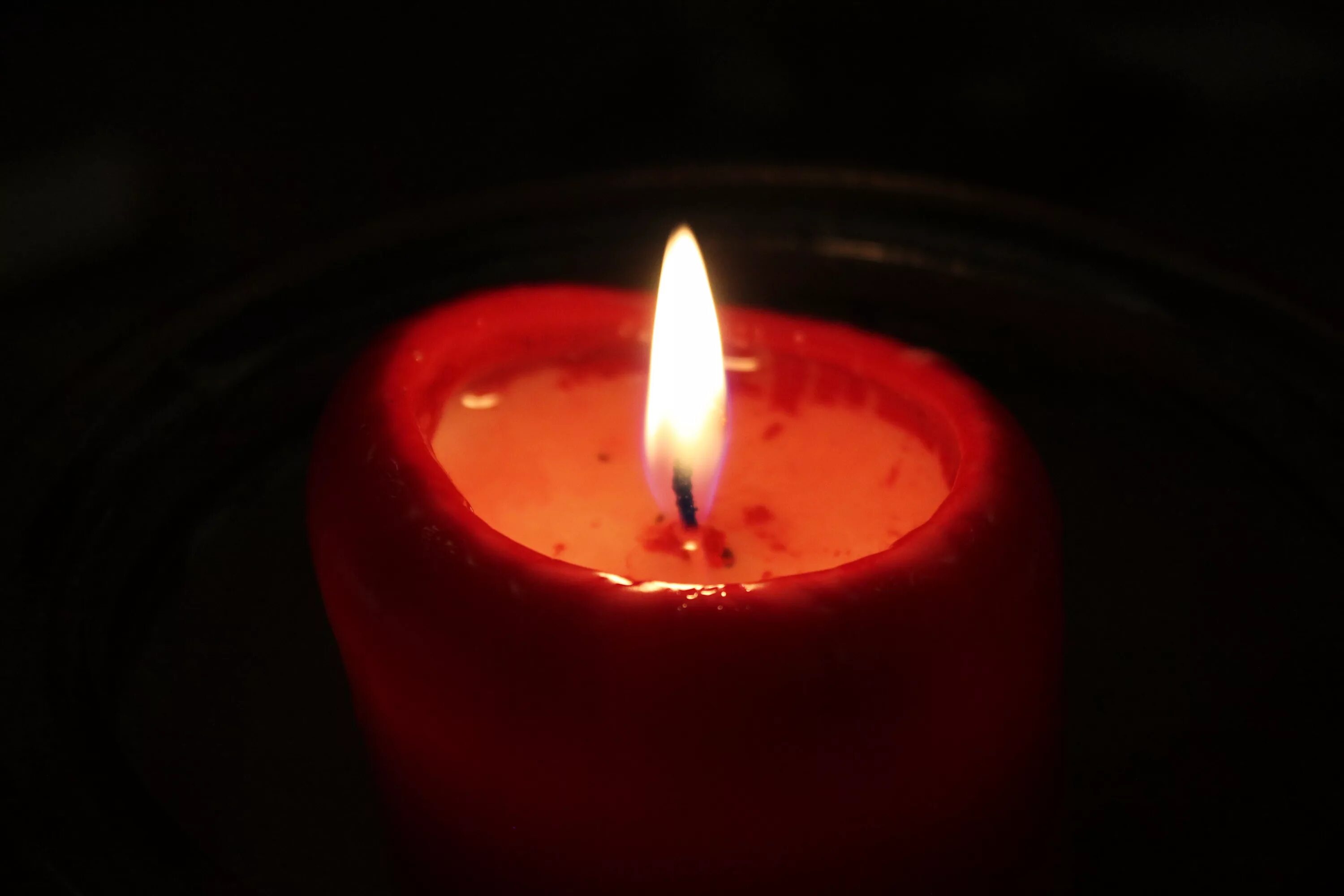 огромная свеча в церкви. перевернутая свеча фото. ритуал на красную свечу. храм свечи для ритуала. свечи в армянской церкви.