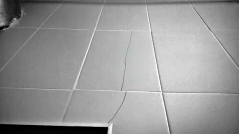 Трещины на кафельной плитке