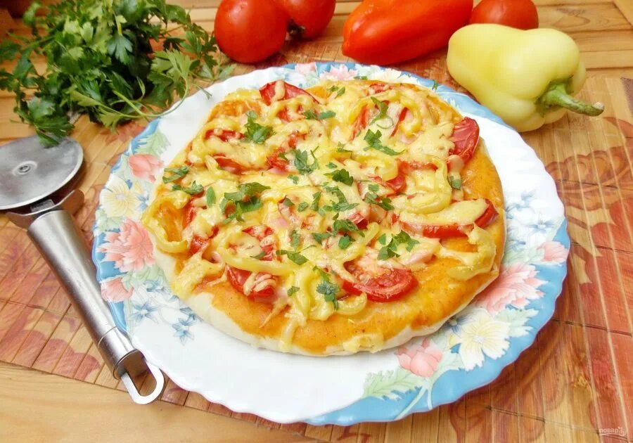 Домашняя пицца без колбасы. Пицца с колбасой. Пицца с болгарским перцем и колбасой. Пицца с колбасой и сыром. Пицца с колбасой и сыром и помидорами.