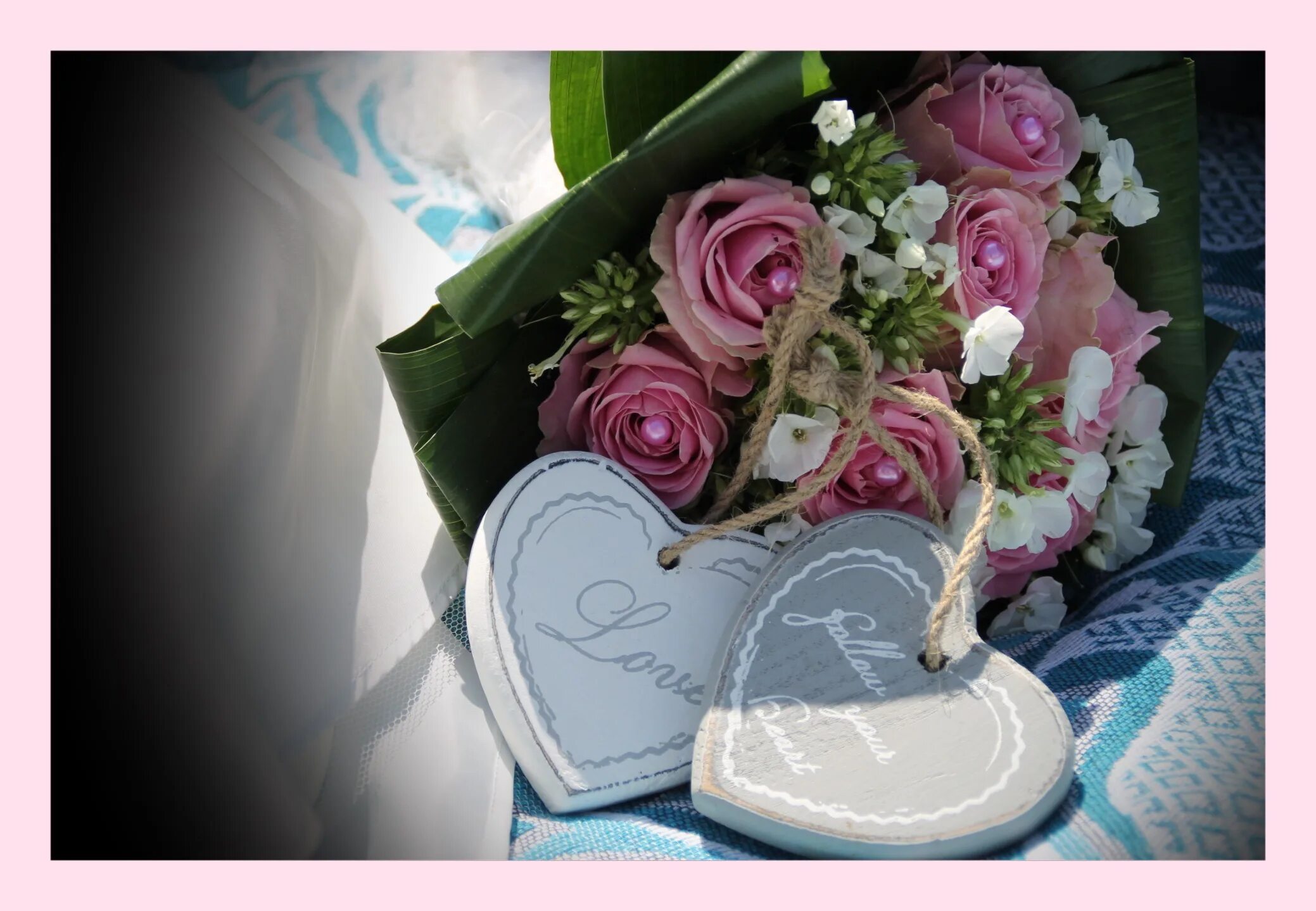 Сверкающие букеты. Романтичные цветы. Букет роз с love. Цветы для любимой. Розы сердечком.