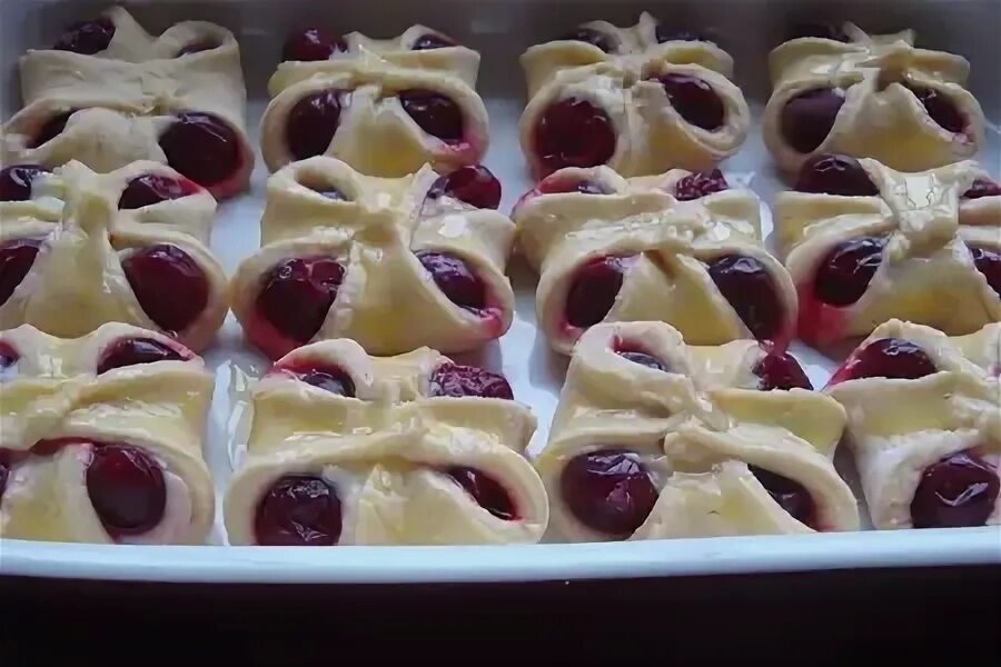 Булочки с вишней постные. Сладкая булочка. Булочка с вишней рецепт. Булочка с вишней рецепт. Булочки с вишней из дрожжевого теста.