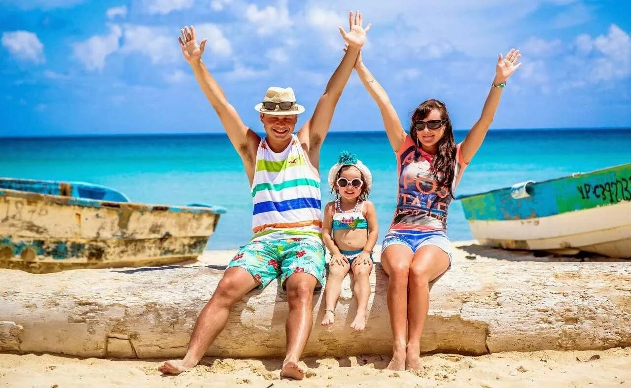 Фотография семейный отдых. Семья на море. Летнее путешествие. Семья на пляже. Пляж море люди.