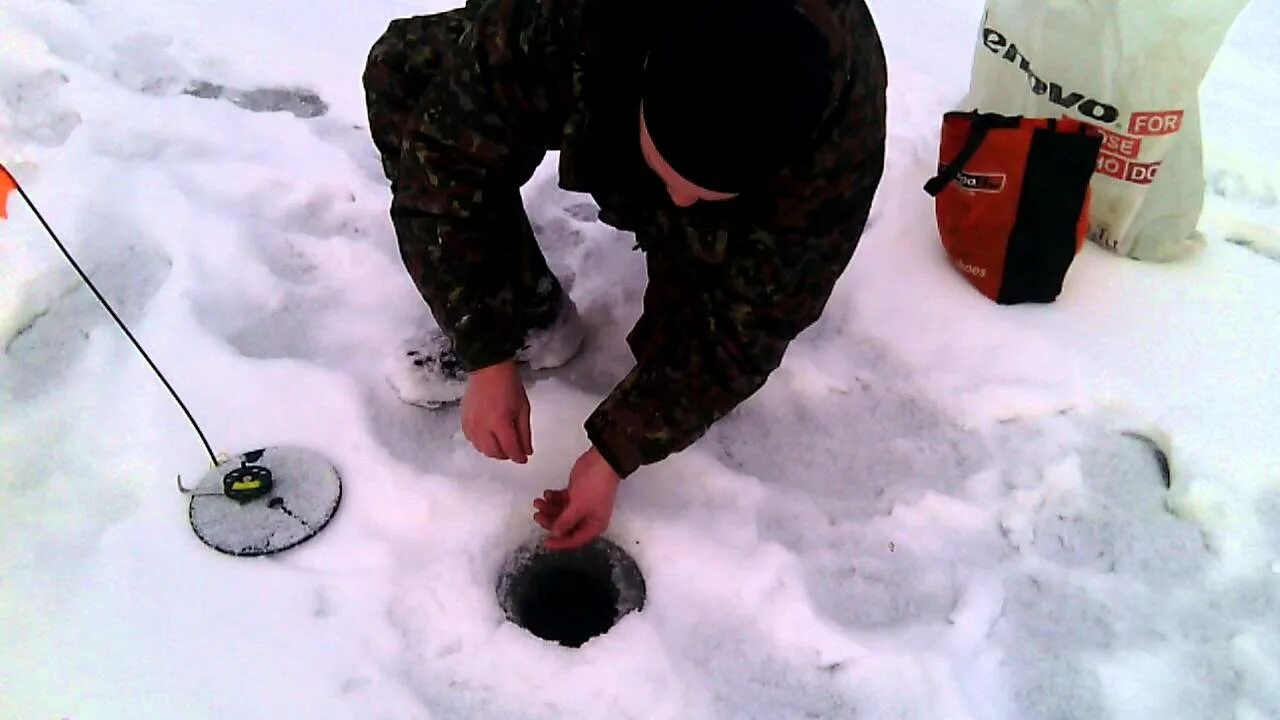 Жерлицы ловля видео. Жерлица Frabill. Жерлицы в глухозимье. Рыбалка на жерлицы. Ловля щуки на жерлицы зимой.