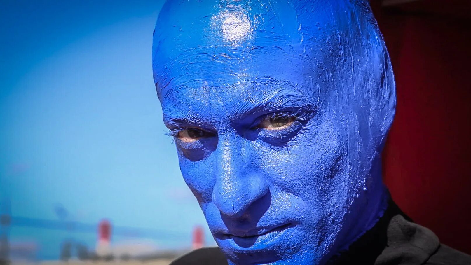 Группа Blue man Group. Blue man Group вокалистка. Голубой мен. Шоу Blue. Группа голубых мужчин