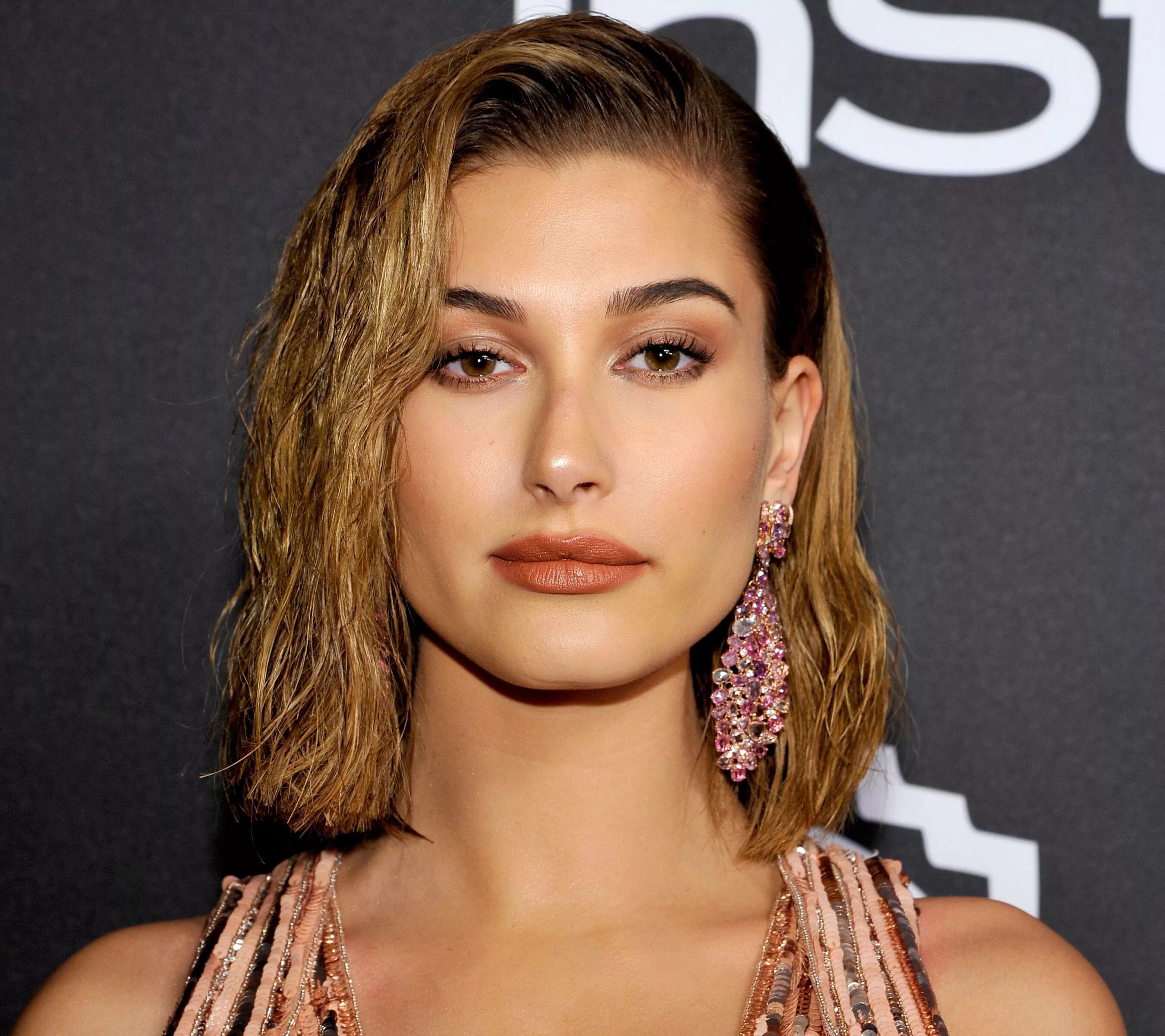 Прическа мокрый эффект. Укладка эффект мокрых волос. Укладка мокрый эффект. Прическа эффект мокрых волос. Укладка эффект мокрых волос.