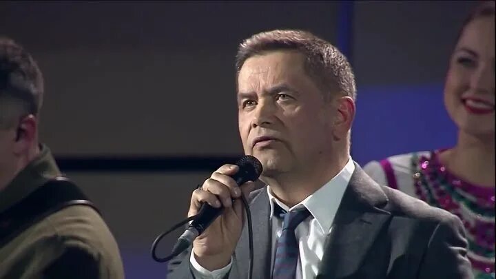 Расторгуев на концерте конь. Любэ конь слушать. Любэ - концерт комбат 1996 обложка. Любэ конь концерт. Группа любэ конь.