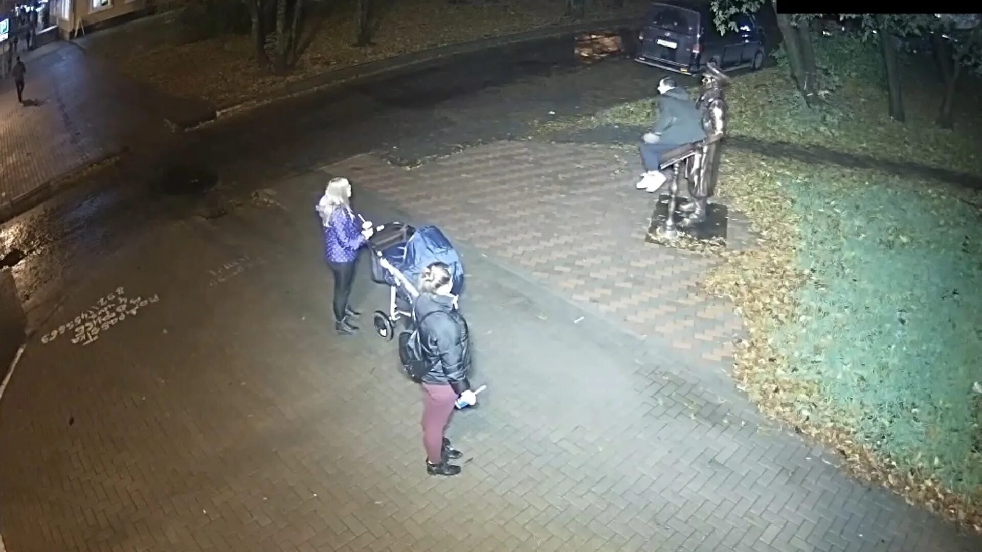Видеокамеры череповец. Пьяный вандал. в череповце сломали памятник купцу. череповец арт объект купец. вандалы в череповце.