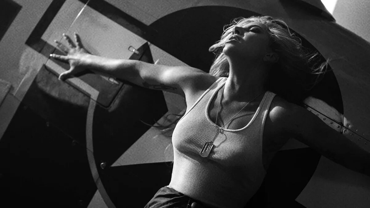 Lady gaga hold my hand. Леди гага 2000. Lady gaga top gun. Леди гага топ ган. Леди гага топ ган.