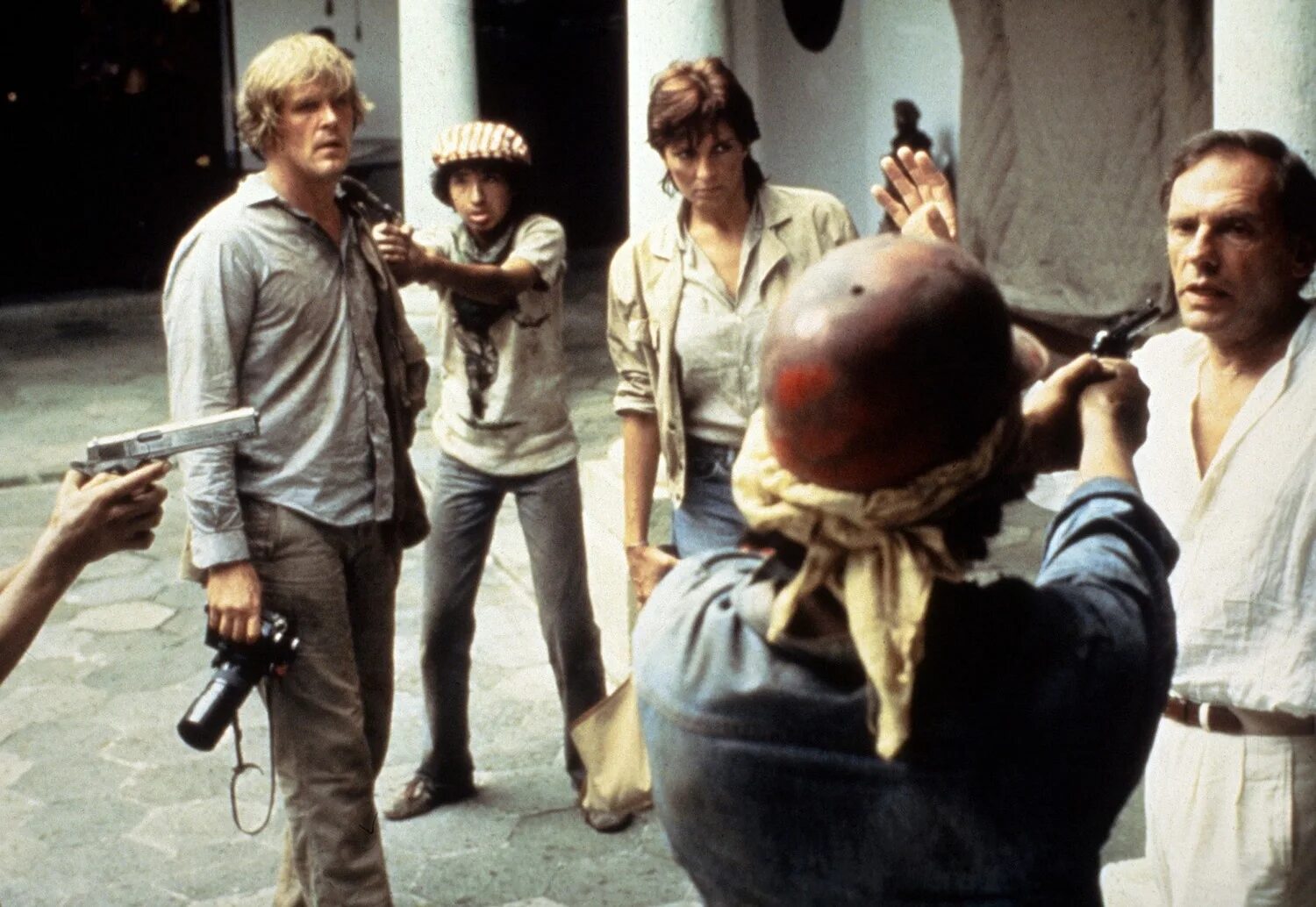 Under fire 1983. Фильм под огнем. Под огнем 1983. Актеры фильма под огнем. Под огнем 1983.