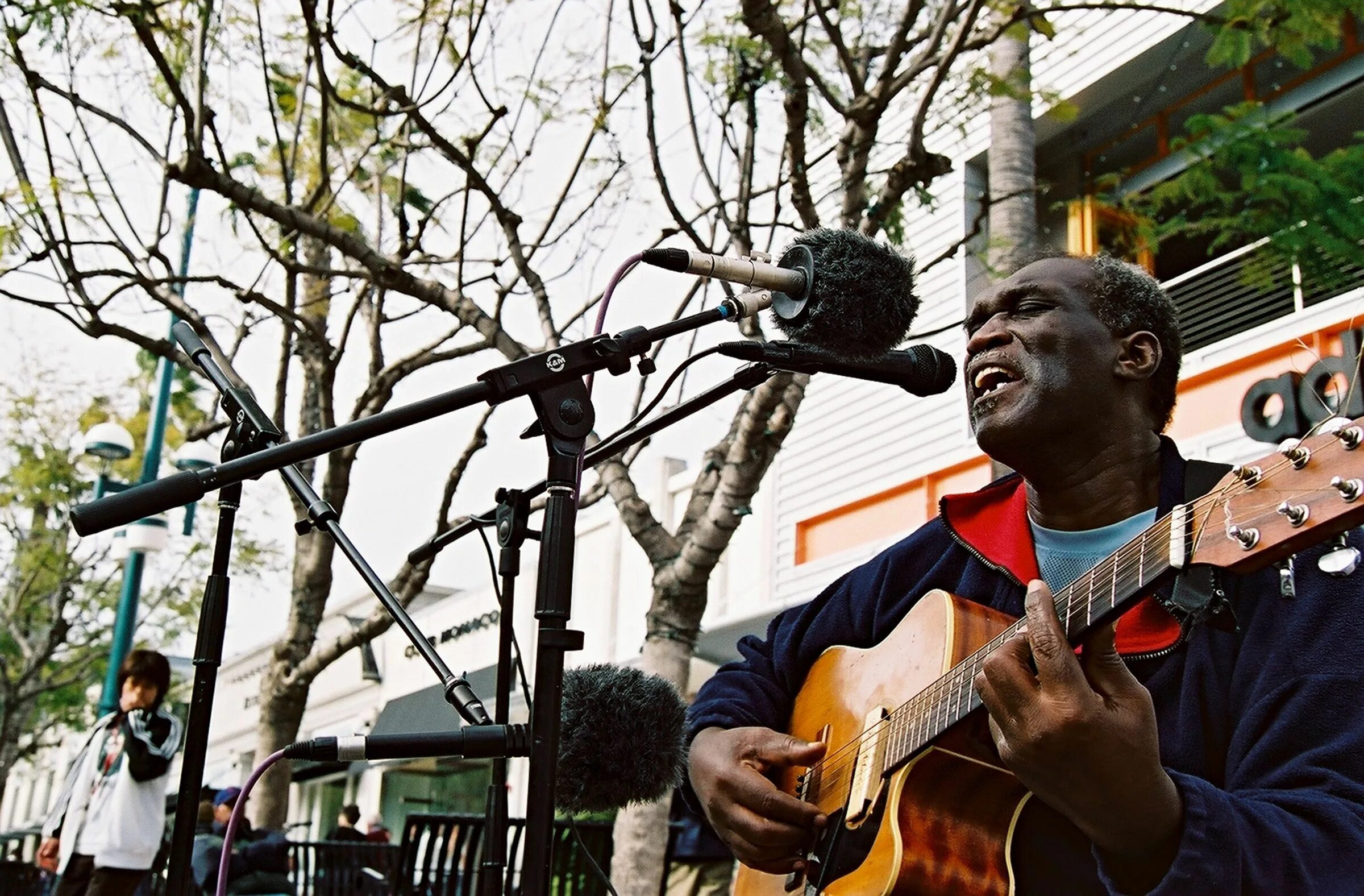 Песня around me. Роджер Ридли. Playing for change. Song around the World Stand by me.