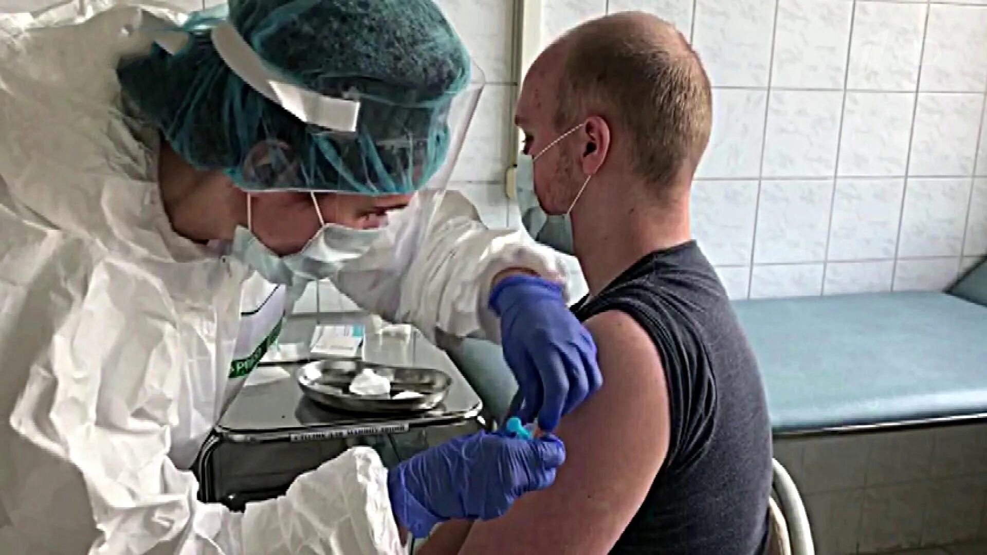 Как называется последний врач. Вакцинация от коронавируса. вакцинопрофилактика военнослужащих. вакцинирование людей. врач эпидемиолог.