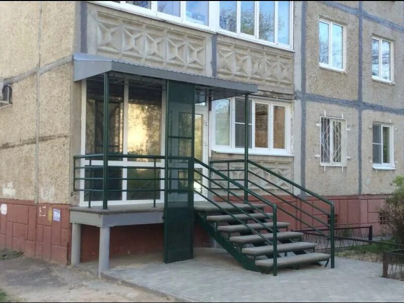 Нежилое помещение в мкд. Коммерческие помещения на первом этаже. Квартира под нежилое. Фасад магазина в жилом доме. Коммерческие помещения на первых этажах.