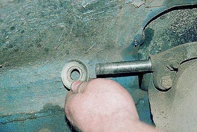 3110 замена. 3110 замена. Болт верхнего рычага 3110. Сайлентблок передней подвески волга 3110. Стоп сигналы газ 31105.