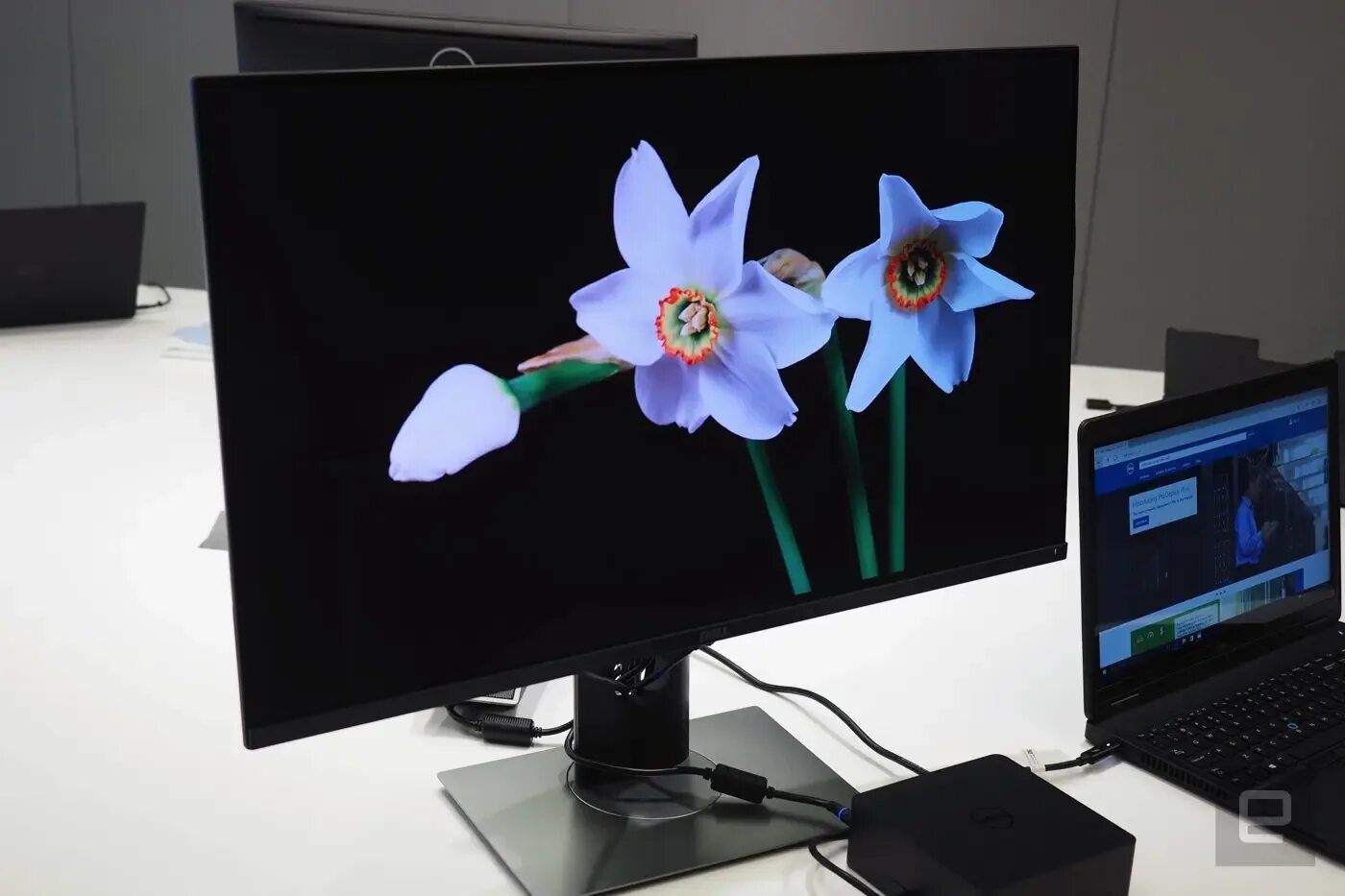 Led monitoring. Oled monitor 25ч25. dell ultrasharp up3218k. органические светодиодные мониторы.
