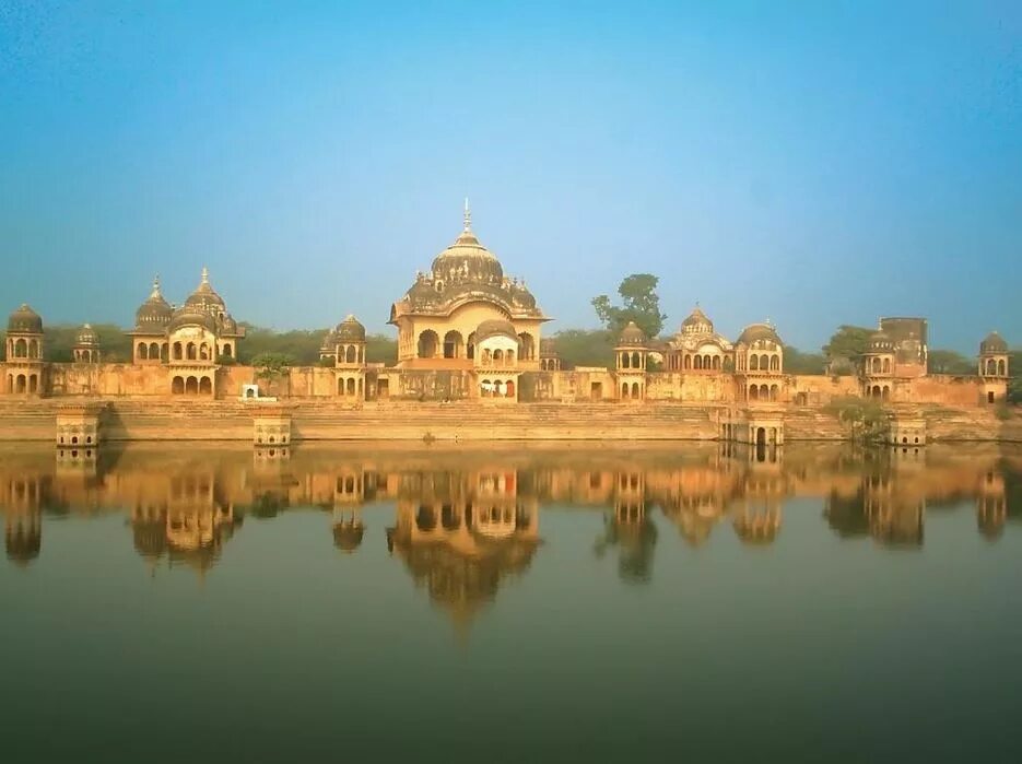 B0k3p india. Кусум Саровар Вриндаван. Штат Уттар Прадеш. Озеро Саровар в Индии. Индия Матхура ворота.