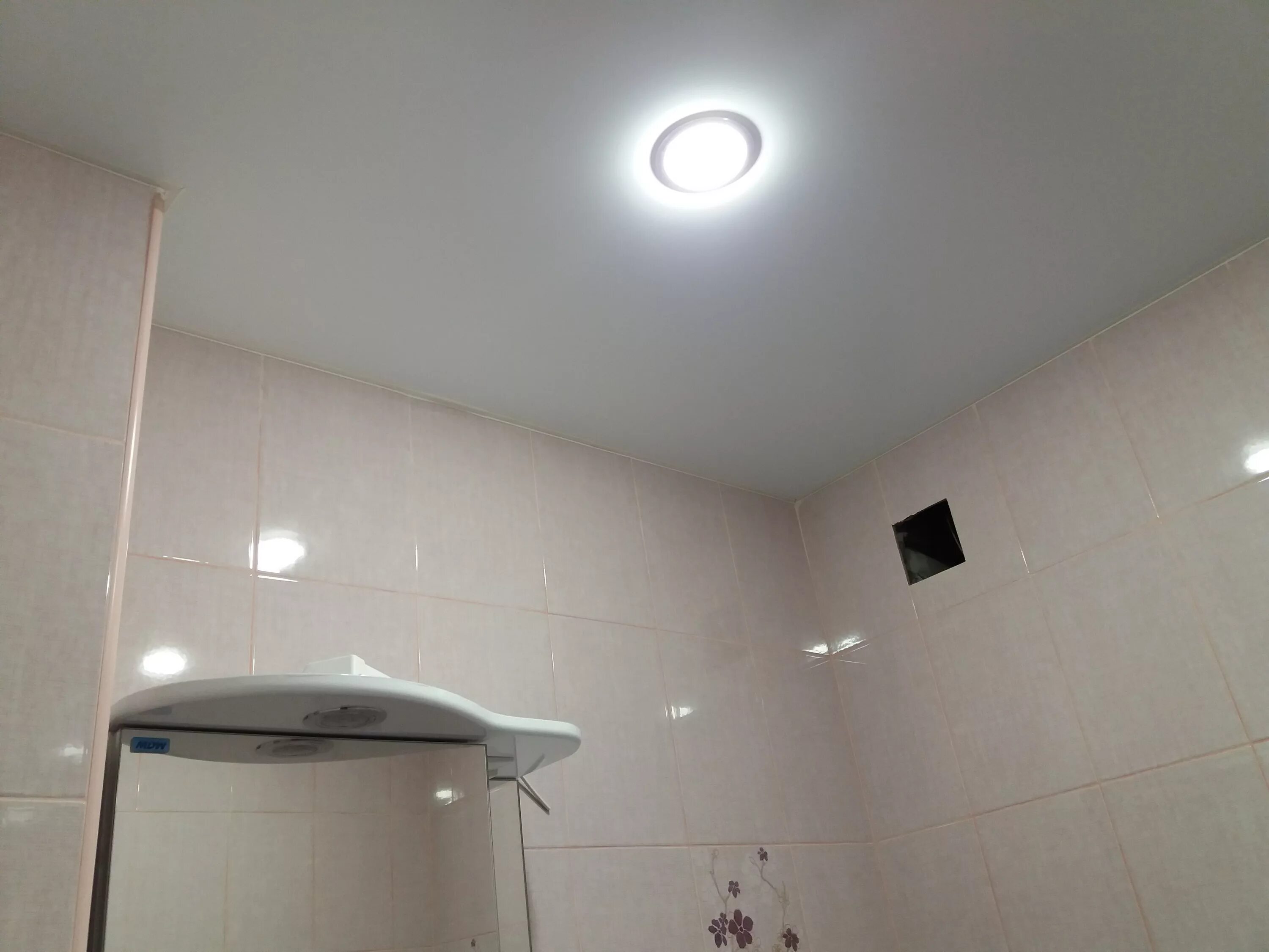 Белый потолок в ванной. Матовый натяжной потолок в ванной. Натяжной потолок в ванную матовый. Белый натяжной потолок в ванной. Матовый потолок в ванну.