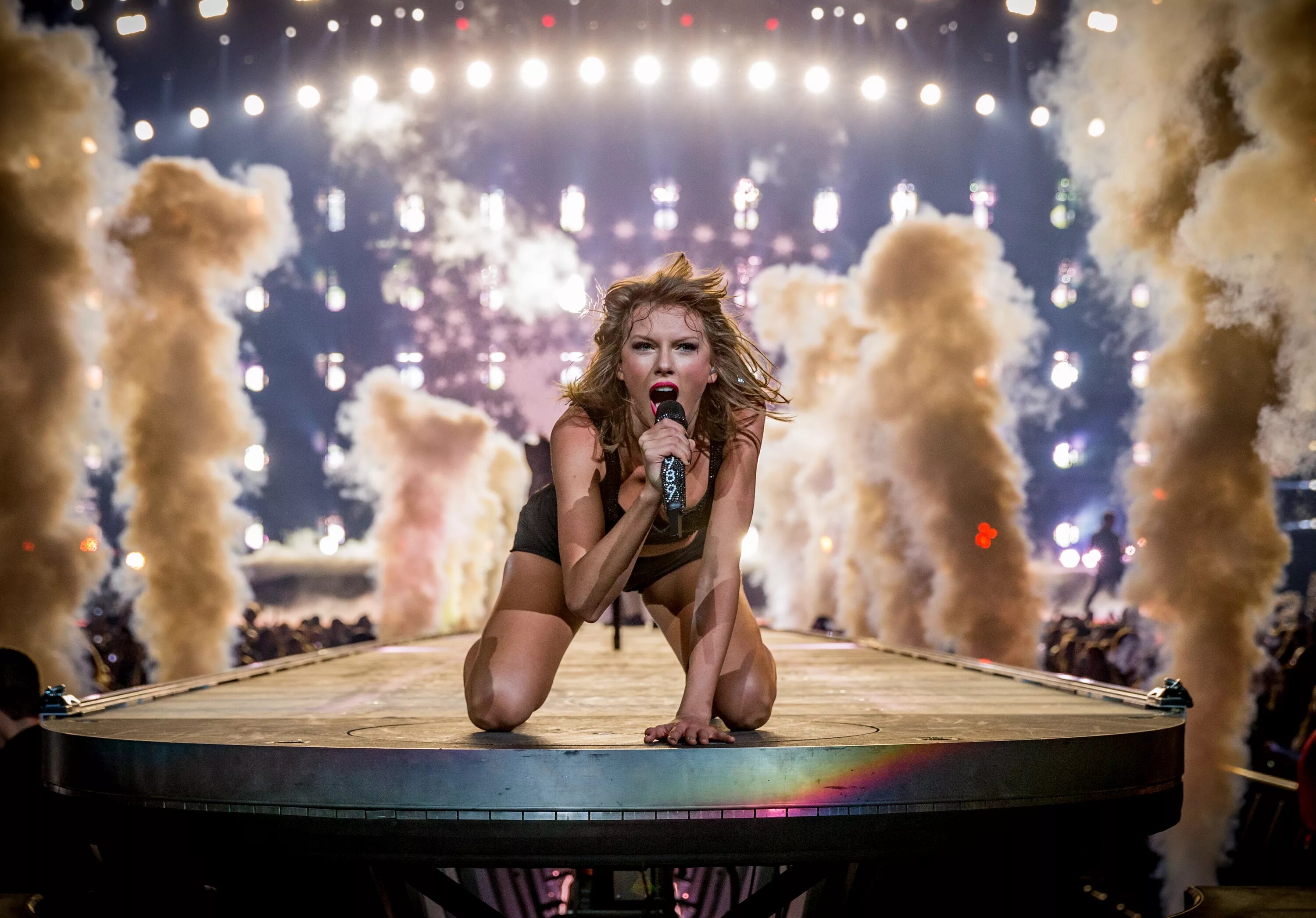 Swift песня. Тейлор свифт. taylor swift на сцене. тейлор свифт концерт сцена. тейлор свифт 1989 концерт.