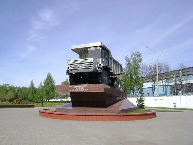город жодино беларусь. жодино беларусь достопримечательности. памятник белазу. город жодино беларусь. монумент карьерный самосвал камаз.