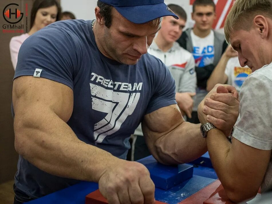 Бицепс армрестлинг. Цыпленков. Денис цыпленков бицепс. Денис цыпленков халк. Денис цыпленков в молодости.