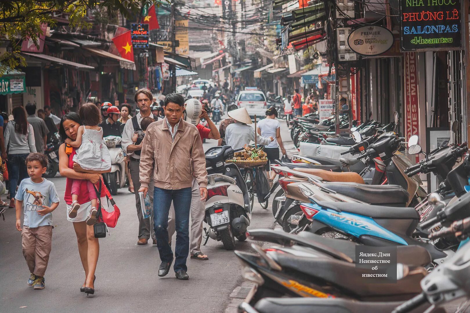Бангкок вьетнам. Вьетнам Ханой население. Ханой Вьетнам численность населения. Вьетнам люди на улицах. Вьетнам улицы.