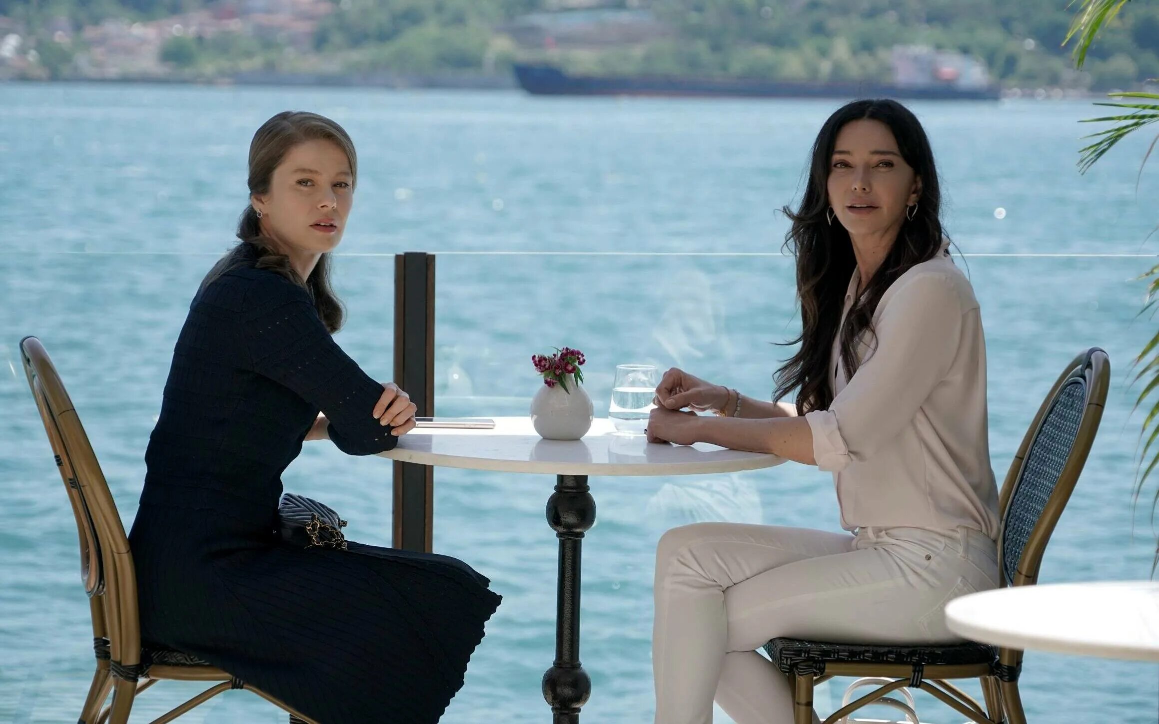 Девушка за стеклом сериал. Девушка за стеклом сериал 2021. Турецкий сериал девушка за стеклом 2021. Camdaki kiz турецкий сериал. Девушка за стеклом турецкий 3.