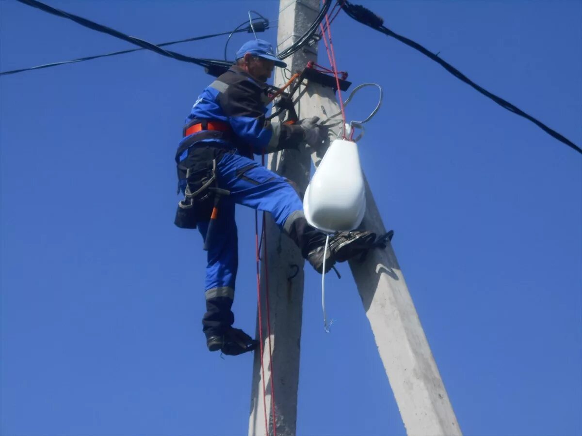 монтаж наружного освещения. неисправный уличный фонарь. текущий ремонт уличного освещения. рабочий по монтажу наружного освещения. монтаж уличного освещения.