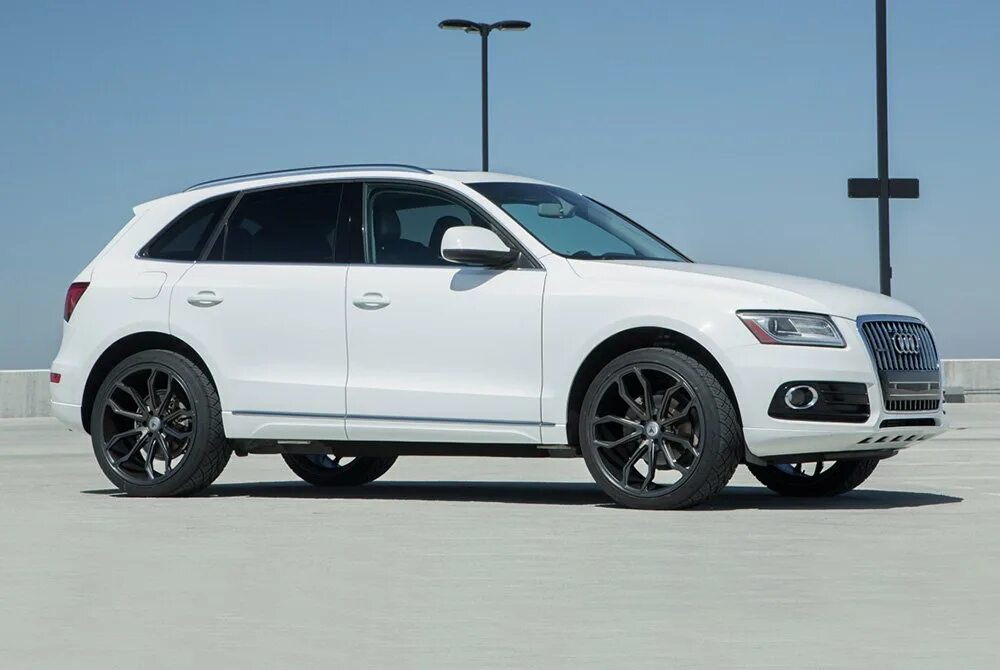 Диски ауди q5. Audi q5 fy. audi q5 black wheels. audi q5 r20 white black. audi q5 черные диски.