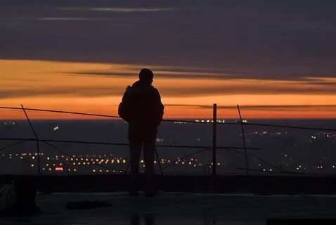 Стоял на мосте