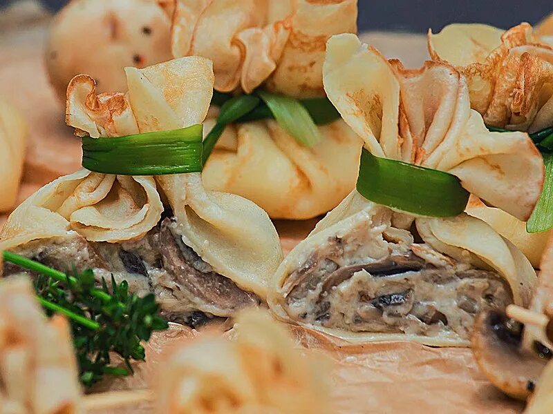 Курица с грибами в блинных мешочках. Блинчики с жульеном. блинчики мешочки с жульеном. жульен в блинах. жульен в блинных мешочках.