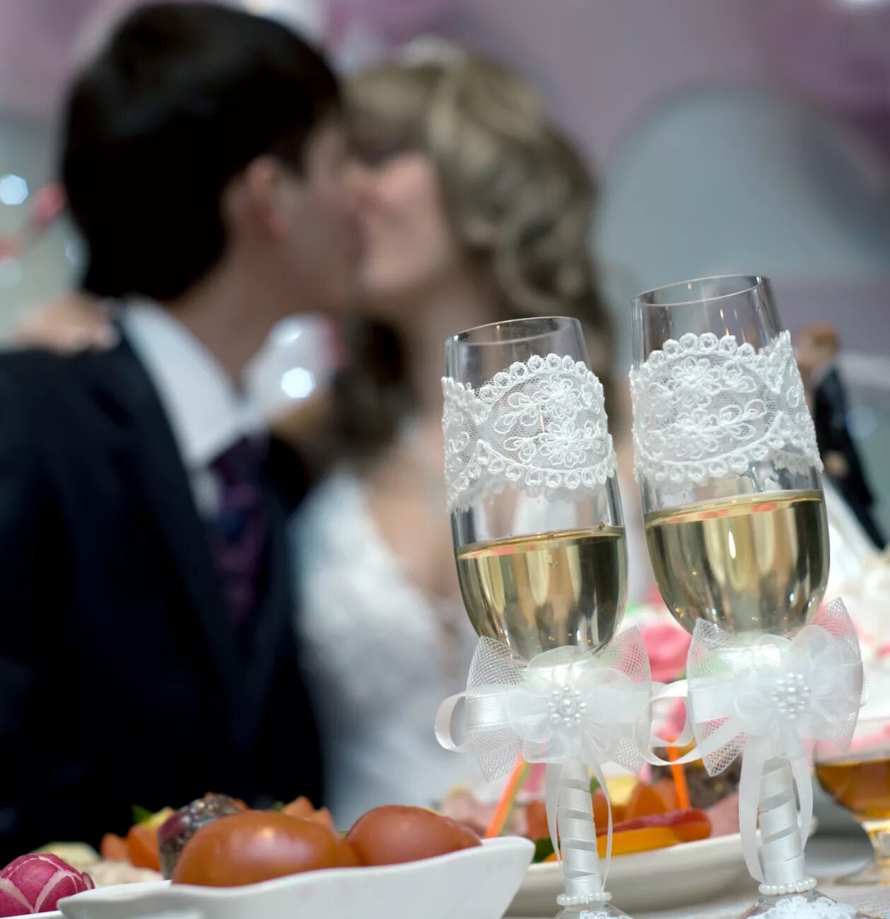 пирамида из шампанского. свадьба бокалы с шампанским. бокалы и шампанское на свадьбу. свадьба бокалы с шампанским. декор свадебных аксессуаров.