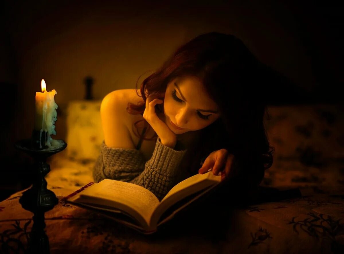 Ламповые чтения. Чтение при свечах. Чтение книг при свечах. Книга при свечах. Чтение со свечой.