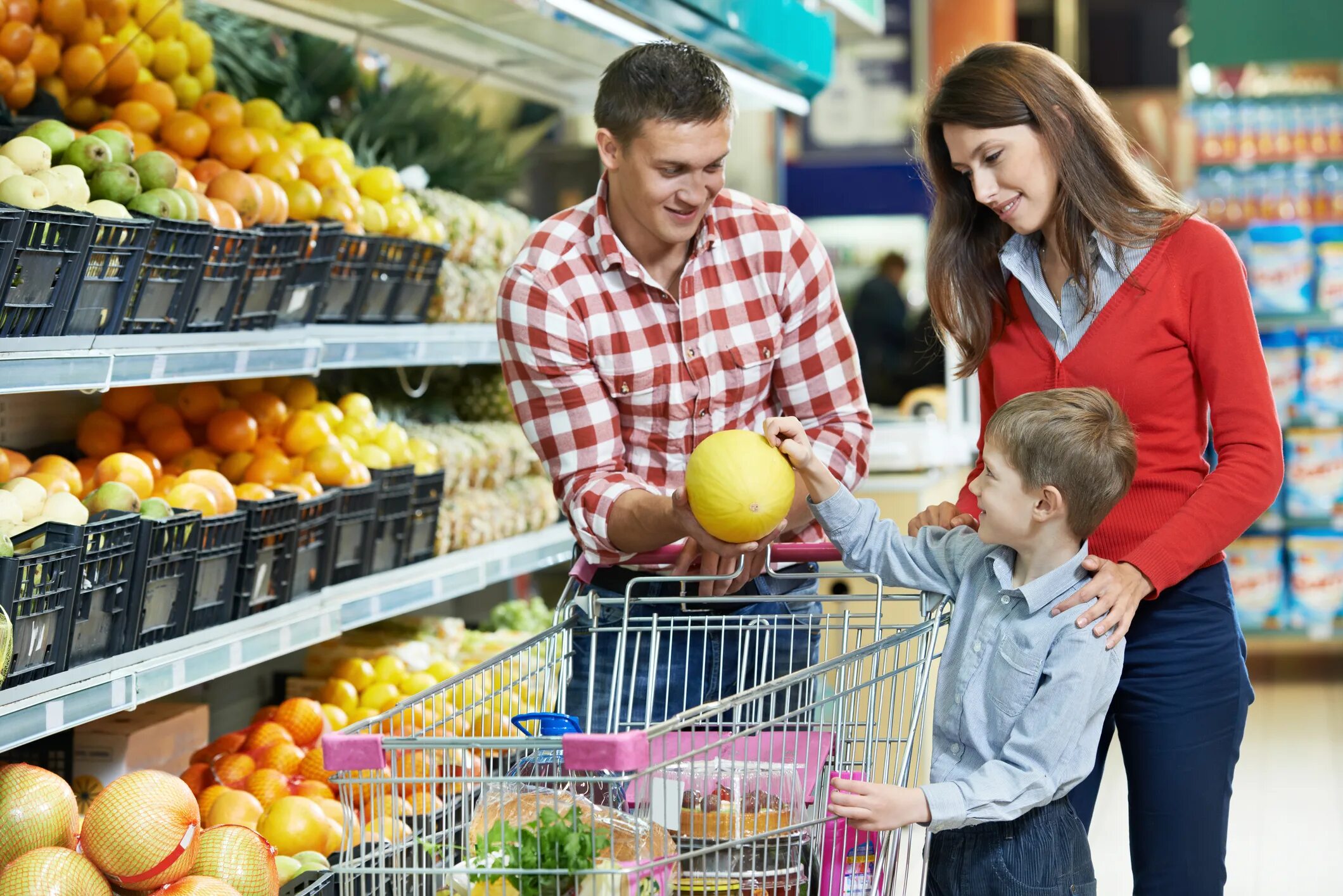 The bank is the shop. Продукты в супермаркете. Покупатель в магазине. Покупатель в супермаркете. Люди в супермаркете.