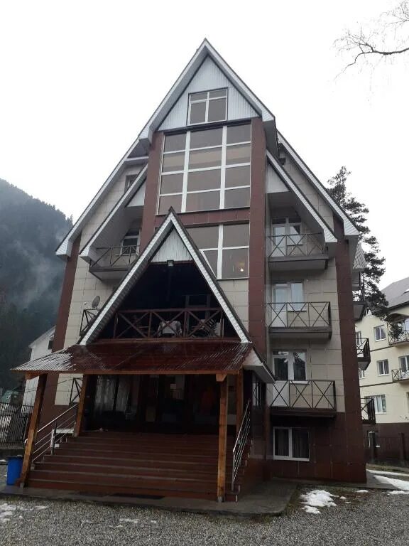 Домбай домики шале. Посёлок домбай карачаево-черкесская республика. Гостиница шале домбай. Домбай букинг. Гостиница шале домбай баня.