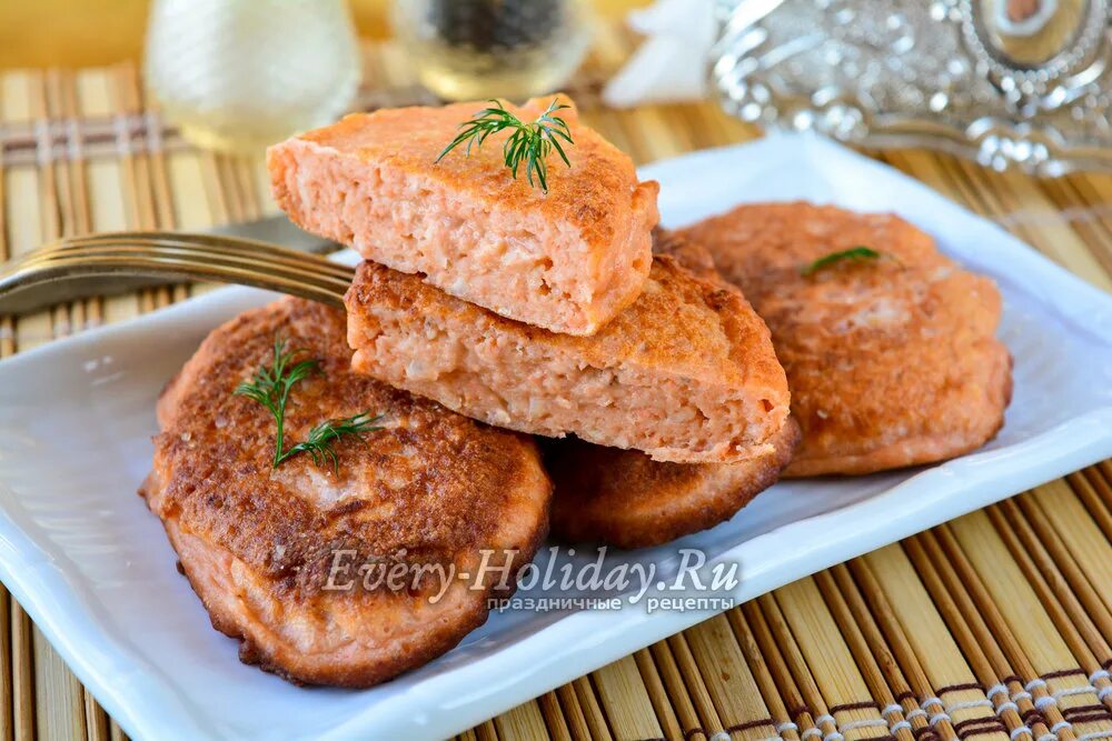 Вкусные рыбные котлеты из горбуши. Котлеты из горбуши в духовке диетические. Котлетки из горбуши. Котлеты из лосося. Рыбные котлеты из горбуши с салом.